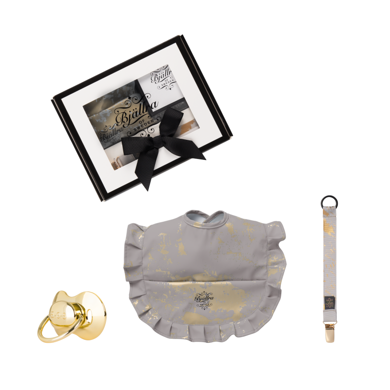 Set-cadou Baveta, suzeta si lant pentru suzeta colectia Grey Golden, Bjallra of Sweden